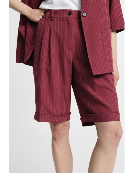 Regular-fit bermuda met plooien en een gestreepte vouw, alstublieft