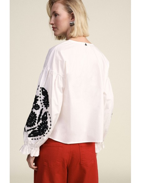 Ruime blouse met bloemenborduursels en striklinten van Dixie