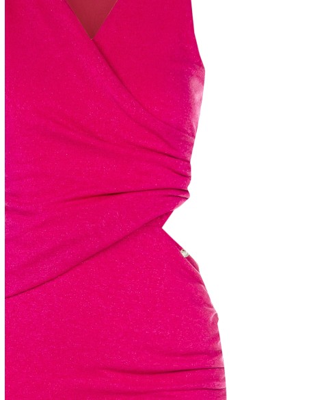 Korte aansluitende jurk van gerimpeld lurex met cut-out aan de zijkant