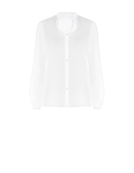 Losvallende blouse van semitransparant katoen met bloemenbroche en parelmoeren knopen Rinascimento