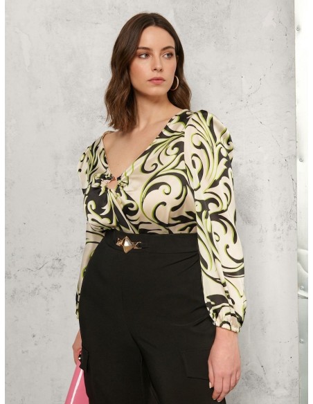 Getailleerde Curvy-blouse van bedrukte satijnstof met metalen ring aan de halslijn – Rinascimento Curvy