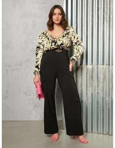 Getailleerde Curvy-blouse van bedrukte satijnstof met metalen ring aan de halslijn – Rinascimento Curvy