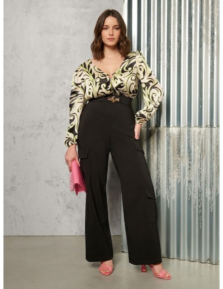 Getailleerde Curvy-blouse van bedrukte satijnstof met metalen ring aan de halslijn – Rinascimento Curvy