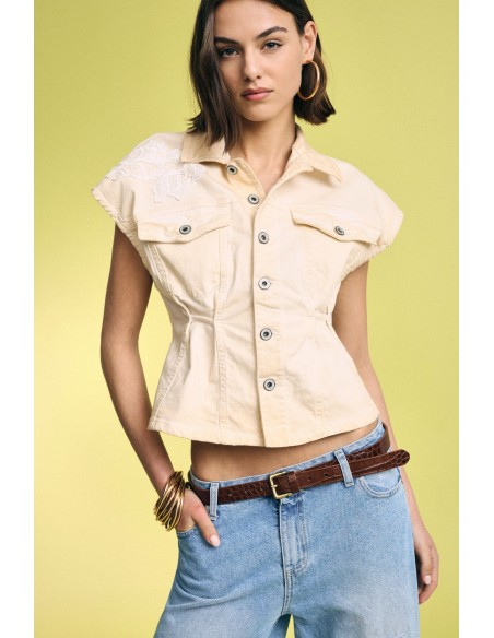 Korte denimjas met brede schouders en geborduurde details, alstublieft