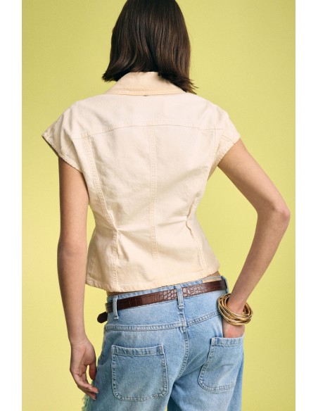 Korte denimjas met brede schouders en geborduurde details, alstublieft