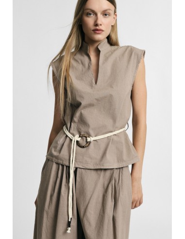 Mouwloze blouse met strikceintuur alstublieft