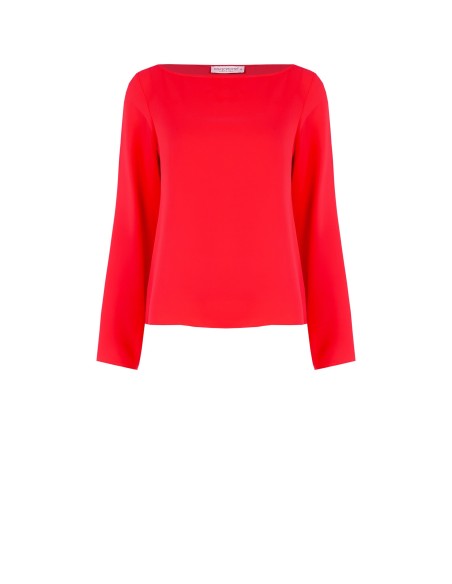 Getailleerde en soepelvallende blouse van mat satijn met boothals