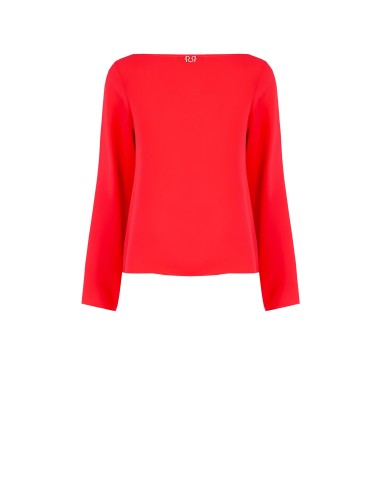 Getailleerde en soepelvallende blouse van mat satijn met boothals