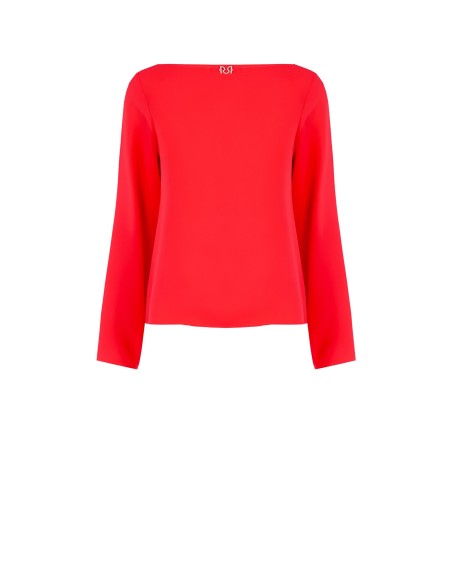 Getailleerde en soepelvallende blouse van mat satijn met boothals