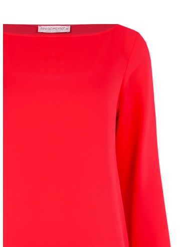 Getailleerde en soepelvallende blouse van mat satijn met boothals
