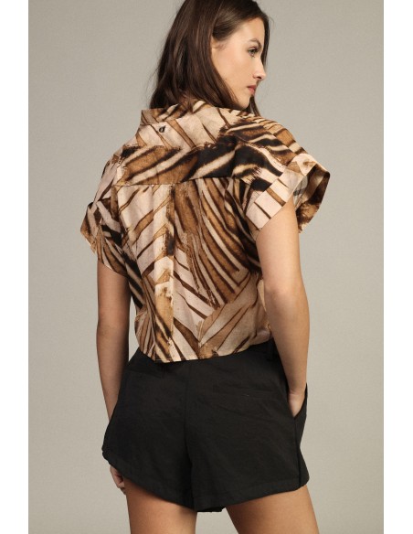 Dixie cropped shirt met knoop aan de voorkant en korte mouwen