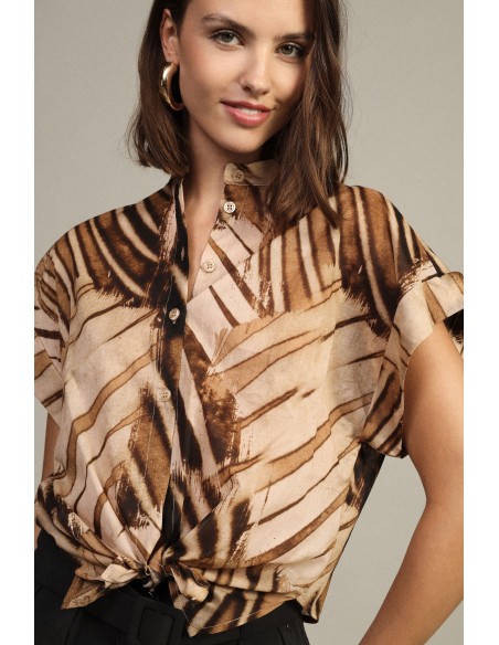 Dixie cropped shirt met knoop aan de voorkant en korte mouwen