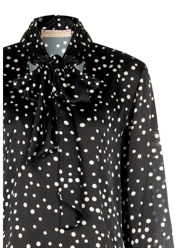 Ruimvallende, soepelvallende satijnen blouse met stippen, V-hals en strik Rinascimento