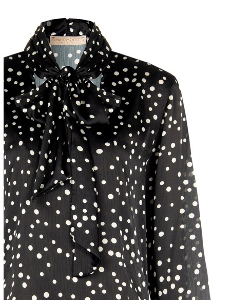 Ruimvallende, soepelvallende satijnen blouse met stippen, V-hals en strik Rinascimento