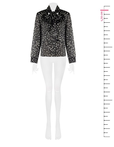 Ruimvallende, soepelvallende satijnen blouse met stippen, V-hals en strik Rinascimento