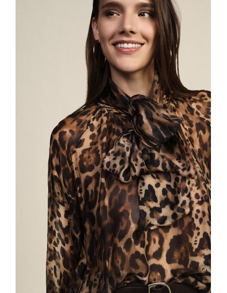 Wijde blouse met dierenprint en strik van Dixie