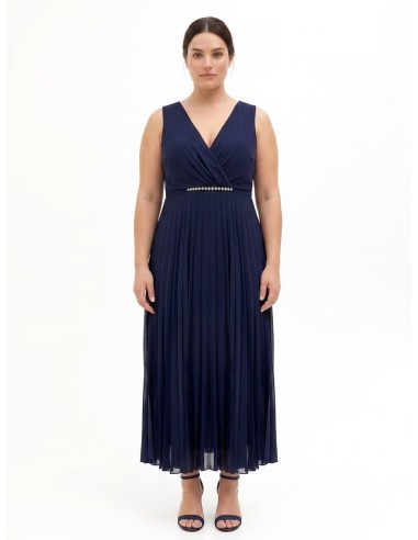 Lange curvy-jurk van geplisseerde georgette met kristallen in de taille en een overslaghals, Rinascimento Curvy