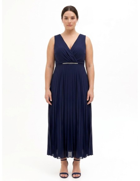 Lange curvy-jurk van geplisseerde georgette met kristallen in de taille en een overslaghals, Rinascimento Curvy