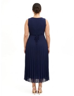Lange curvy-jurk van geplisseerde georgette met kristallen in de taille en een overslaghals, Rinascimento Curvy 2