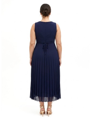 Lange curvy-jurk van geplisseerde georgette met kristallen in de taille en een overslaghals, Rinascimento Curvy