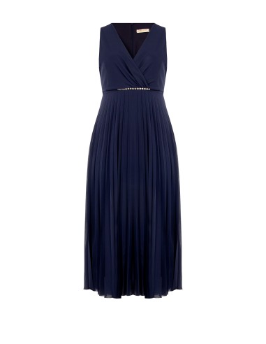 Lange curvy-jurk van geplisseerde georgette met kristallen in de taille en een overslaghals, Rinascimento Curvy