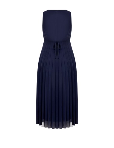 Lange curvy-jurk van geplisseerde georgette met kristallen in de taille en een overslaghals, Rinascimento Curvy