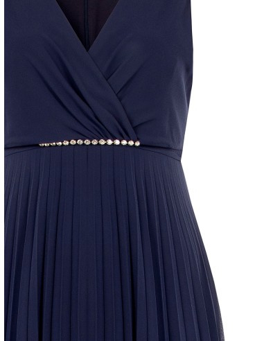 Lange curvy-jurk van geplisseerde georgette met kristallen in de taille en een overslaghals, Rinascimento Curvy