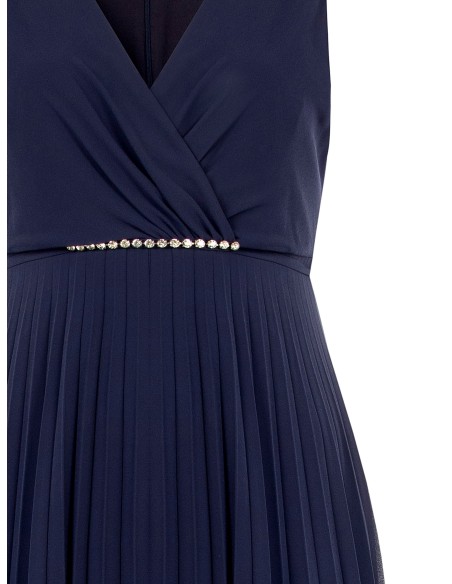 Lange curvy-jurk van geplisseerde georgette met kristallen in de taille en een overslaghals, Rinascimento Curvy