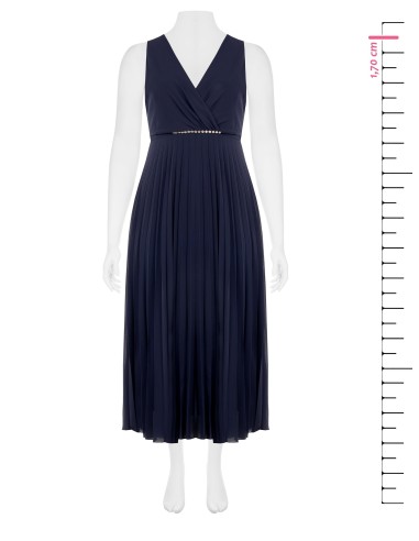 Lange curvy-jurk van geplisseerde georgette met kristallen in de taille en een overslaghals, Rinascimento Curvy