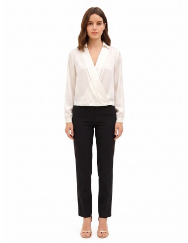 Vloeiende satijnen blouse met V-hals en kraag van Rinascimento