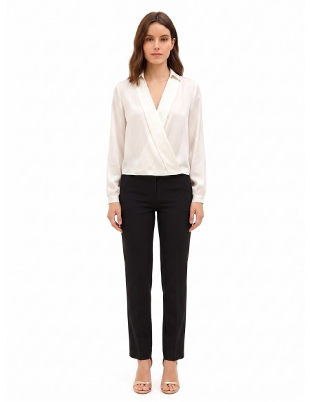 Vloeiende satijnen blouse met V-hals en kraag van Rinascimento