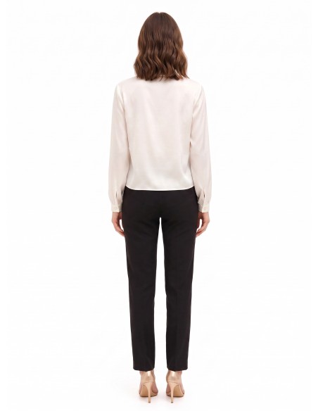 Vloeiende satijnen blouse met V-hals en kraag van Rinascimento