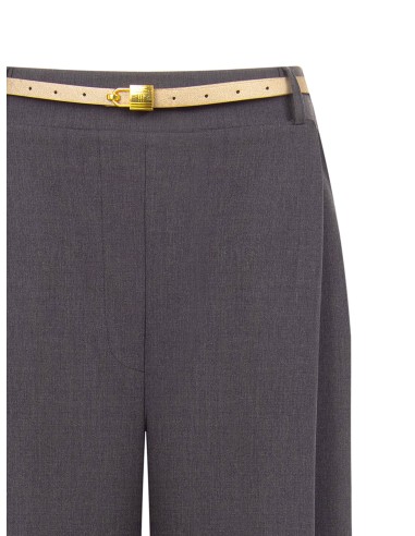 Palazzo-broek met één plooi, riem van imitatieleer en hangslotbedeltje van Rinascimento