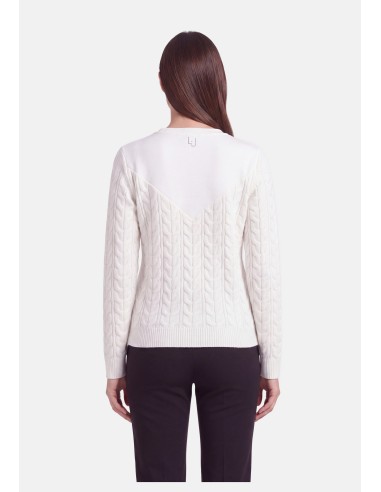 Liu Jo-trui met tweedelige look