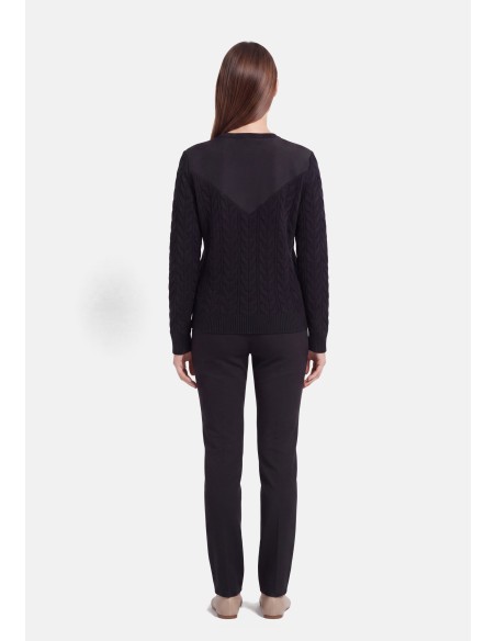 Liu Jo-trui met tweedelige look
