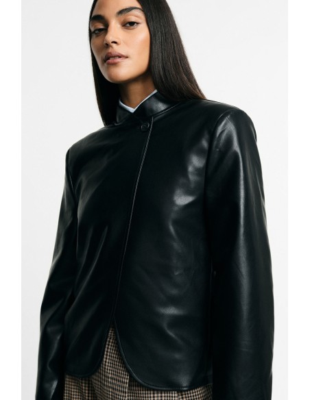 Korte blazer met asymmetrische knoopsluiting alstublieft