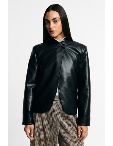 Korte blazer met asymmetrische knoopsluiting alstublieft