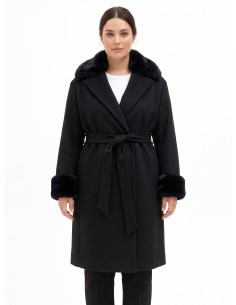 Lange curvy jas van stof met afneembare manchetten en kraag van synthetische bont van Rinascimento Curvy