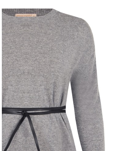 Ruime curvy-trui met kanten onderrand en lange, smalle riem van imitatieleer – Rinascimento Curvy