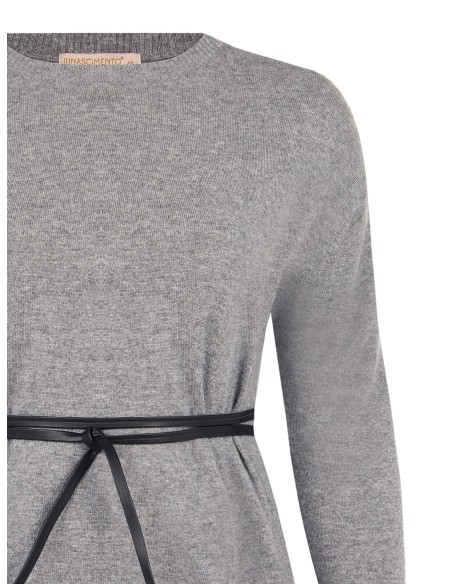 Ruime curvy-trui met kanten onderrand en lange, smalle riem van imitatieleer – Rinascimento Curvy