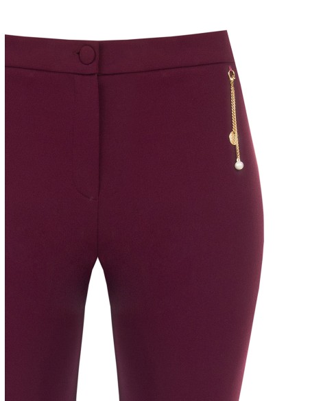 Rechte curvybroek van scuba-crêpe met sierdetail van kettingen en parel – Rinascimento Curvy