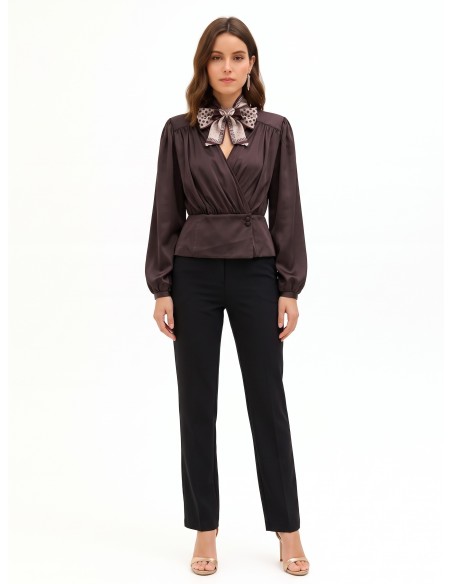 Wikkelblouse van satijn met V-hals en afneembare foulard met logo van Rinascimento