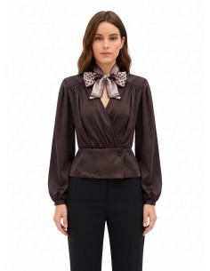 Wikkelblouse van satijn met V-hals en afneembare foulard met logo van Rinascimento