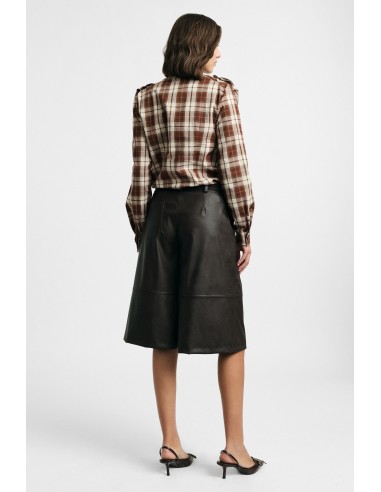 Short met normale taille, plooien en riemlussen
