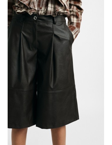 Short met normale taille, plooien en riemlussen