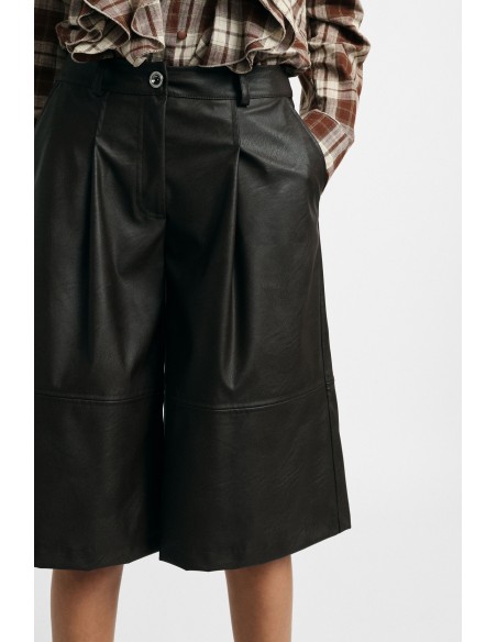 Short met normale taille, plooien en riemlussen