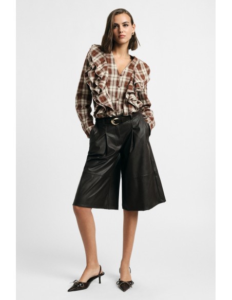 Short met normale taille, plooien en riemlussen