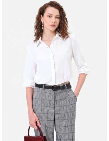 Soepelvallende cropblouse van mat satijn met verborgen knopen Rinascimento