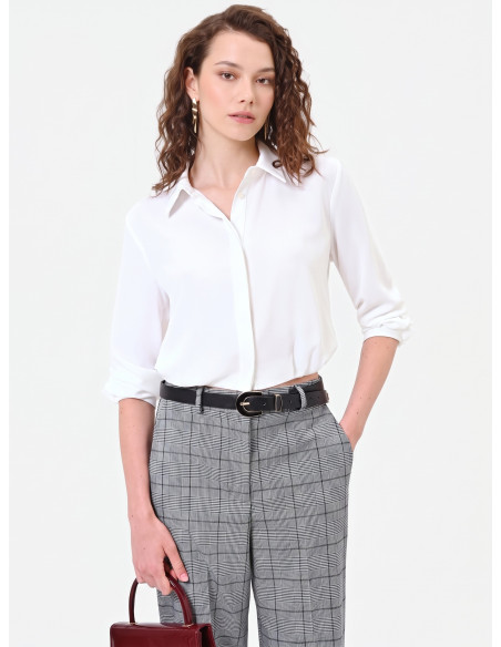 Soepelvallende cropblouse van mat satijn met verborgen knopen Rinascimento