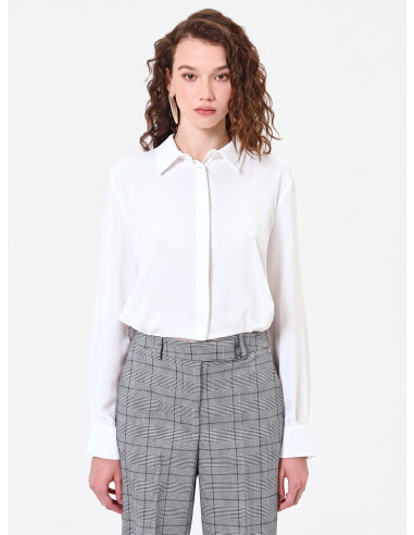 Soepelvallende cropblouse van mat satijn met verborgen knopen Rinascimento